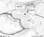 Archeologické nálezy vrcholně až pozdně středověkých hrnčířských dílen na území Malé Strany a potenciální zdroje surovin. Vyznačeno opevnění z 2. pol. 13. století i hradba postavená po jeho rozšíření po polovině 14. století. Vysvětlivky: 1. – dílna ve Vlašské ul. čp. 355/III, 2 – dílna západně od Malostranského nám. čp. 258, 3 – destrukce pece/pecí (?) ve Valdštejnské ul. čp. 162/III, 4 – pece (hrnčířské?) v Hellichově ulici, 5 – deponie hrnčířského (?) jílu v ul. Újezd čp. 450, 6 – jáma s pozdně středověkou keramikou na dvoře domu čp. 529/III v Karmelitské ul., šedě – potenciální zdroje hrnčířských surovin (cenomanské jíly a jílovce).  Grafické symboly: a – hrnčířské pece (2. pol. 13. stol.), b – pravděpodobně hrnčířské pece (13. stol.?), c – deponie hrnčířské suroviny, d – jáma se střepy (2. pol. 15. stol). Kresba J. Hlavatý (podle Havrda–Matějková 2014).