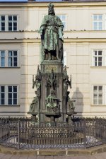 Pomník Karla IV. na Křižovnickém náměstí vytvořený k výročí založení pražské univerzity v roce 1848. Čtyři ženské sedící figury okolo postamentu znázorňují alegoricky čtyři fakulty první pražské univerzity. Foto M. Frouz. 