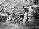 Pohřeb ženy a muže v kamenné hrobce. Dobová fotografie z výzkumu 50. let. Pohled od východu –výřez z předchozího snímku. © ARÚ Praha, inv. č. FT000006461.