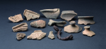 Pozdně středověké nálezy kachlů, keramických nádob a ostruhy ukazují na životní úroveň obyvatelů vsi. Foto MMP.