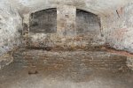 Část staroměstské hradby postavené v polovině 13. století kolem Vltavy a zachované ve sklepích podzemí domu. Foto Jiří Vidman.