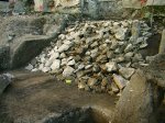 Destrukce zdi z velkých opukových kamenů tvořících původně
čelo dřevohliněného tělesa hradby z 10. století. Kameny
se zřítily na severní svah příkopu opevnění z 10. století.
Zahrada domu čp. 249 mezi Nerudovou a Břetislavovou ulicí
(Havrda – Podliska 2003).