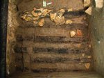 Odkrytý jednoduchý rošt z dubových klád zpevňující těleso
raně středověké hradby nalezené pod domem čp. 249
v Nerudově ulici. Foto J. Hlavatý, 2002, NPÚ Praha.