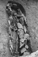 Příklad obložení hrobu opukovými a pískovcovými kameny. Foto J. Kovářík, © MMP.